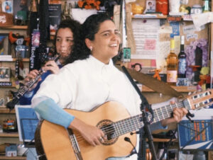 A brasileira Luiza Brina em recente participação no Tiny Desk