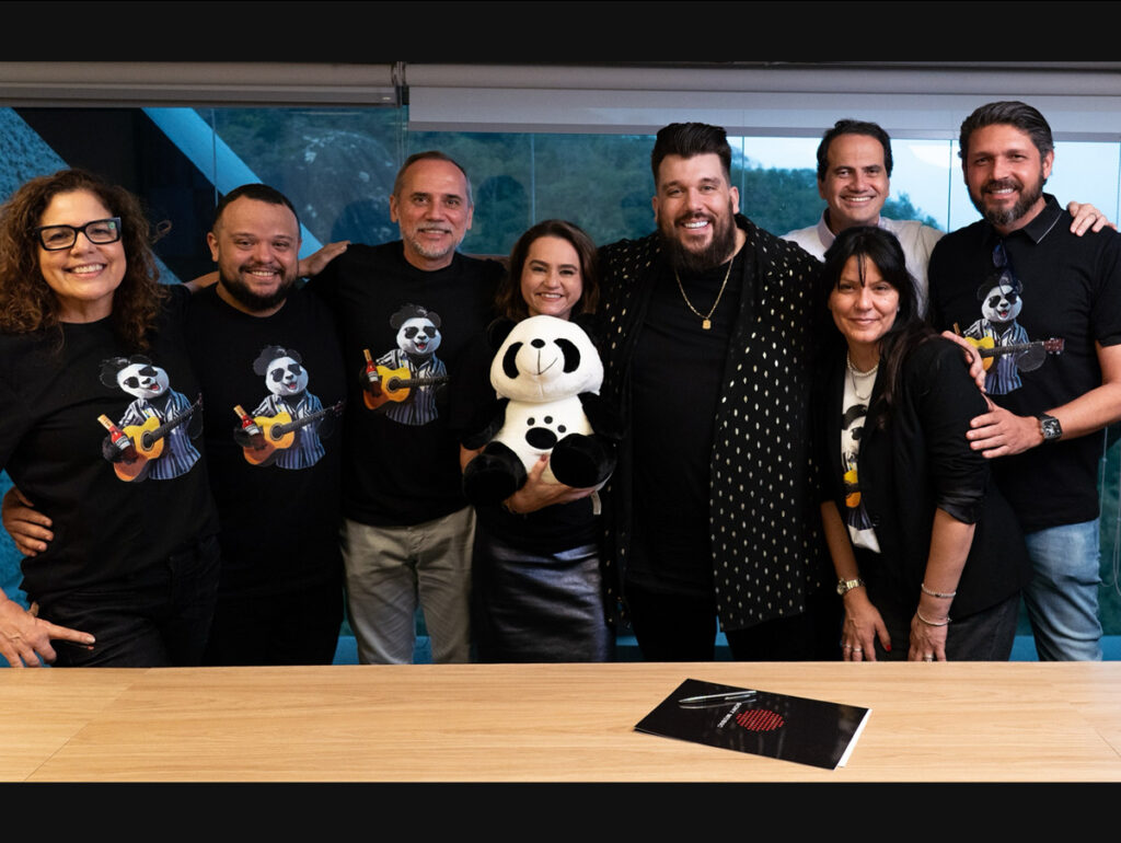 Equipe Sony Music Brasil celebra a chegada de Panda ao casting da companhia