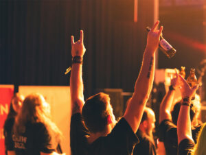 Público com cerveja em shows - Crédito Yannick Monschau Tomorrowland
