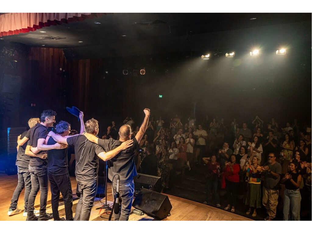 Teatro Firjan SESI Macae lotado recebeu show de Paulinho Moska
