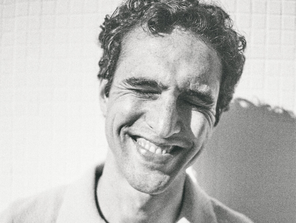 Zeca Veloso, dono do sucesso Todo Homem, assina com a Sony Music Brasil e se prepara para lançar seu primeiro álbum