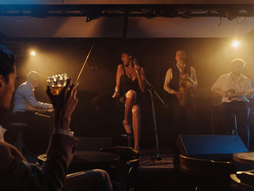 Consumo de bebida alcoólica em show - Crédito Cottonbro Studio