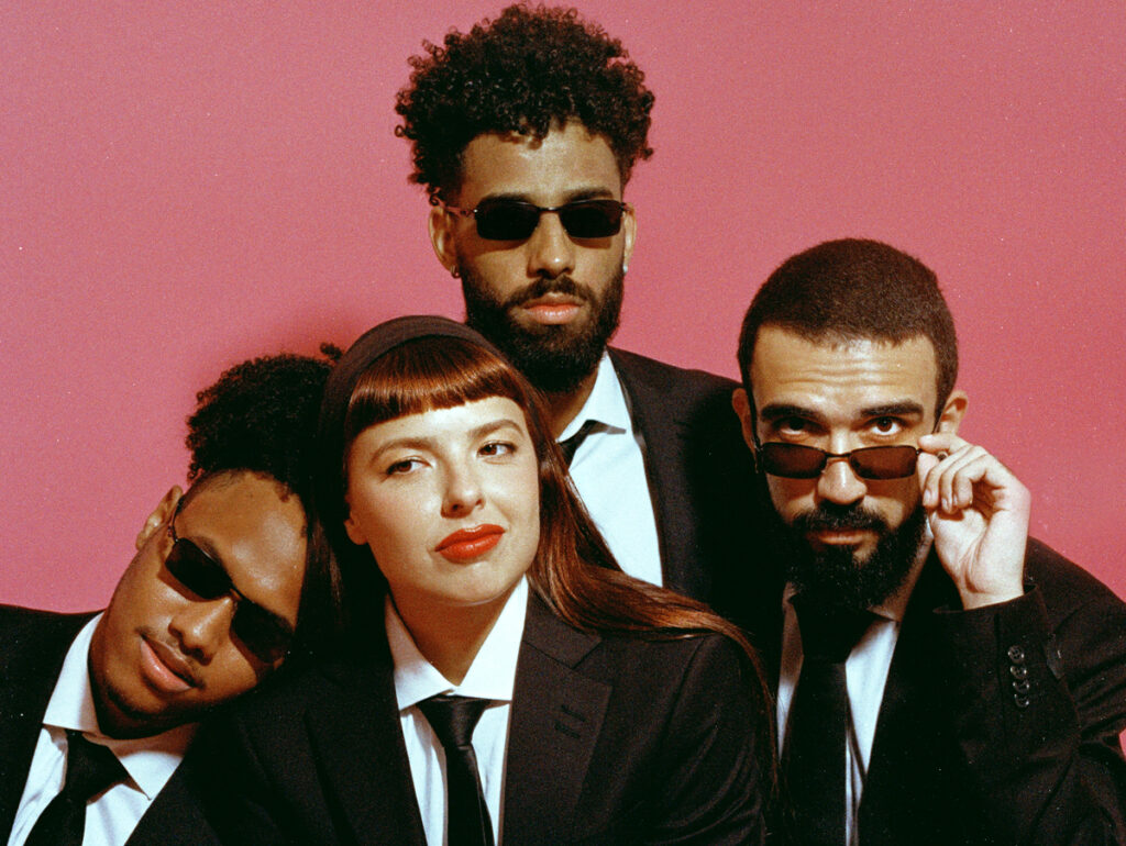 Gabriel Quinto, Gabriel Quirino e João Moreira com Julia Mestre (Crédito: Divulgação)