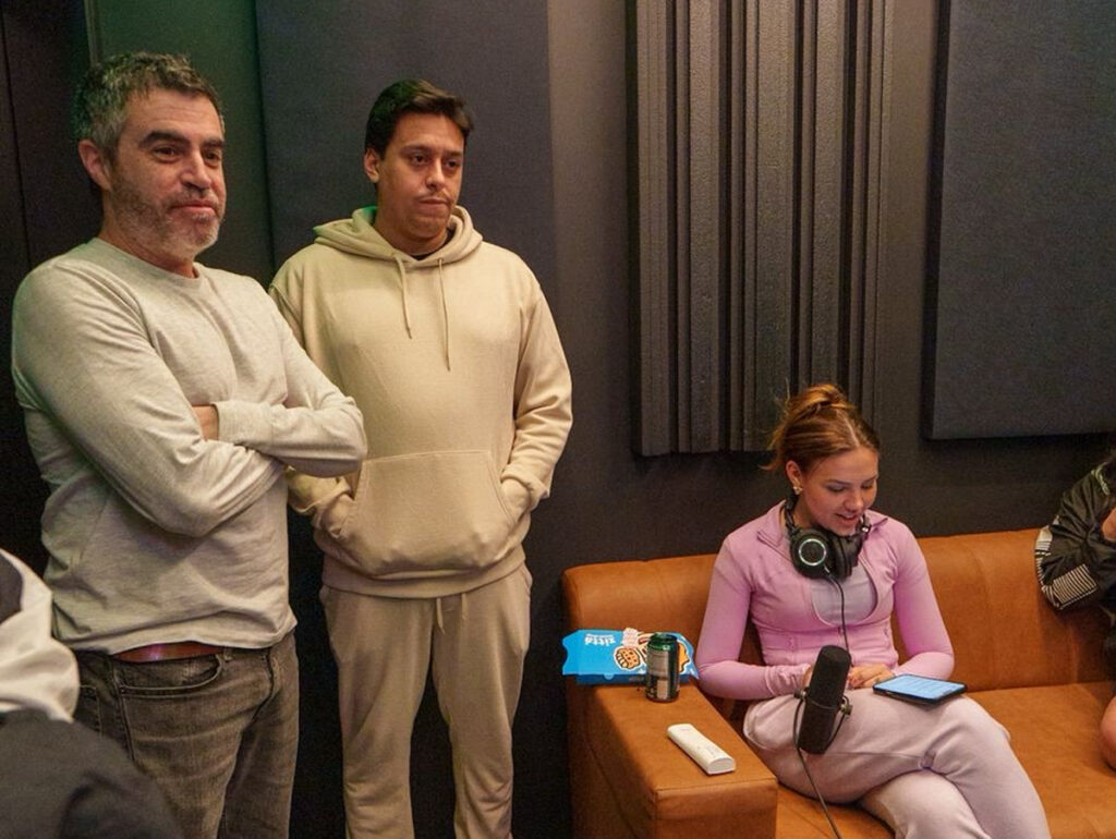 Roni Maltz Bin, CEO do Sua Música, ao lado de VIVI durante a primeira edição do Projeto PONTE, em SP