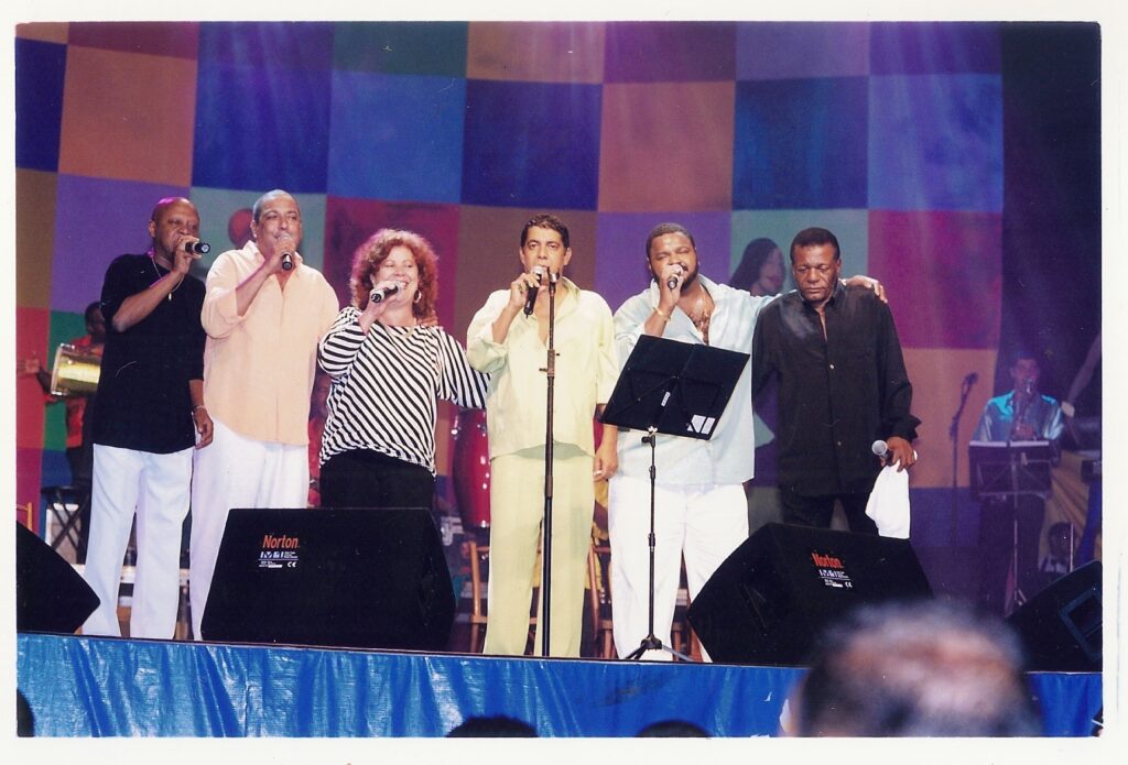 Zeca Pagodinho ao lado da Turma do Cacique de Ramos, nos anos 2000. Da esquerda para a direita: Luiz Carlos da Vila, Sombrinha, Beth Carvalho, Zeca, Arlindo Cruz e Almir Guineto. 