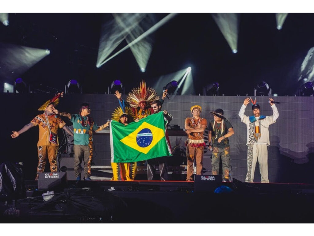 Alok com líderes indígenas no palco (Crédito: @timoteco)