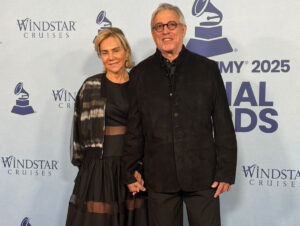 Ivan Lins ao lado da esposa, Valéria, no tapete vermelho de evento do Latin Grammy