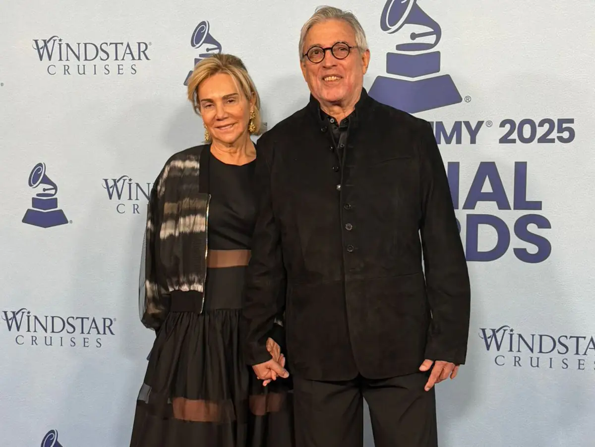 Ivan Lins ao lado da esposa, Valéria, no tapete vermelho de evento do Latin Grammy