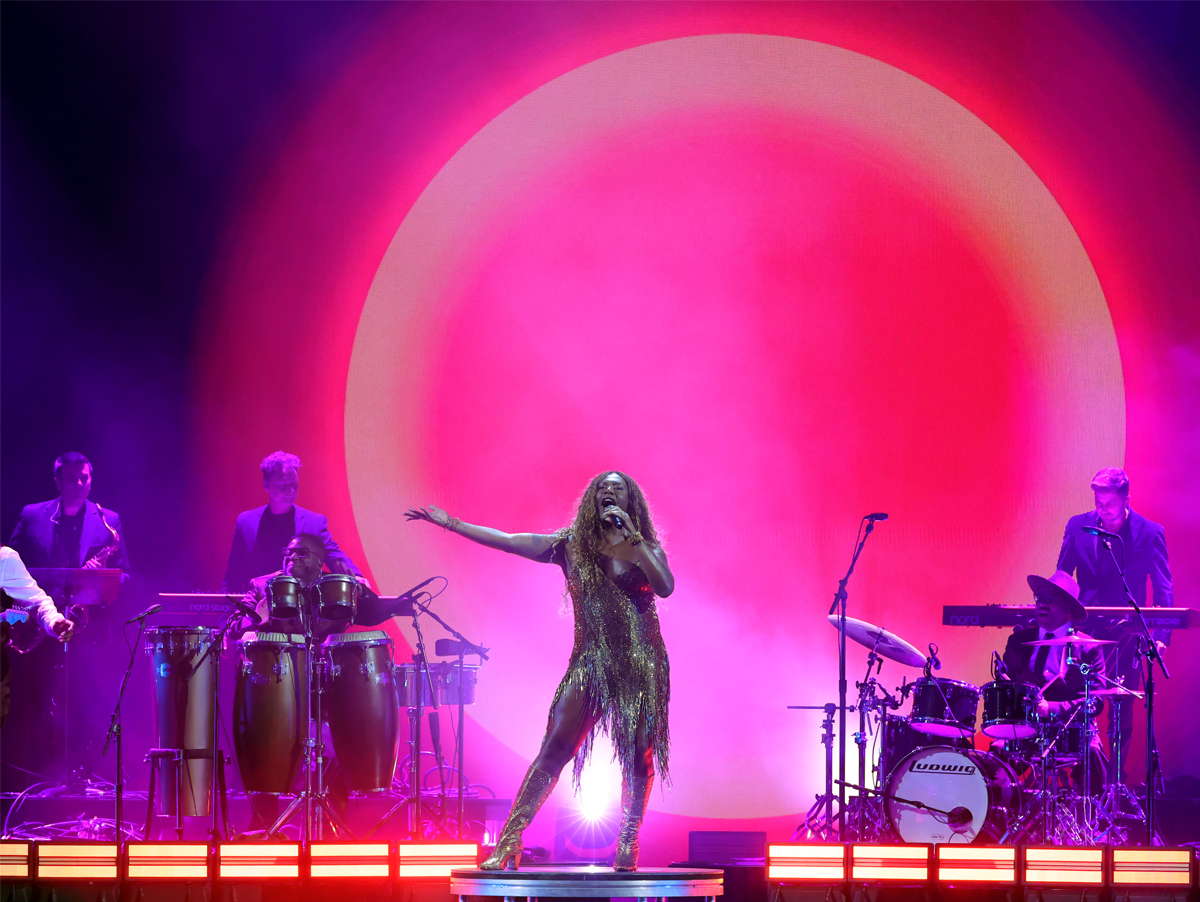 Liniker se apresenta no Latin Grammy (Photo by Kevin Winter/Getty Images for The Latin Recording Academy)