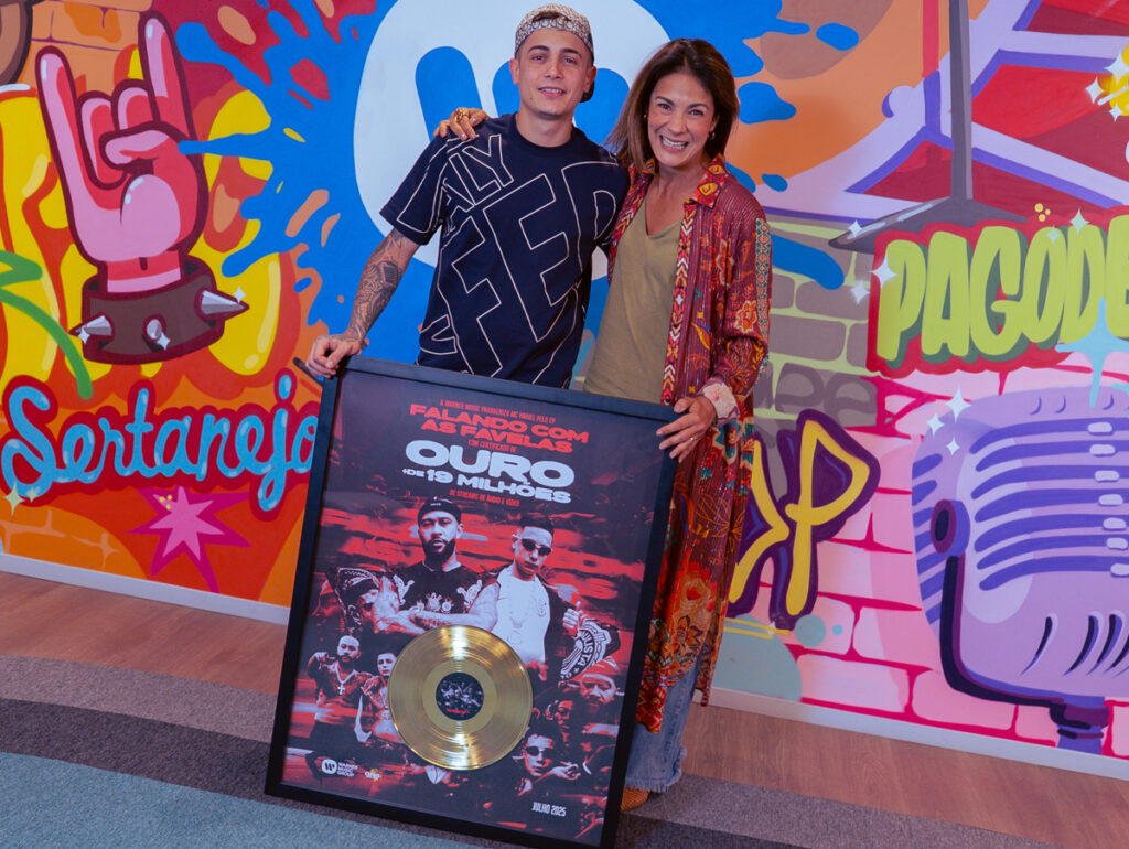 MC Hariel recebe quadro comemorativo na Warner Music Brasil (Crédito: @gabimoreiraaa | @agenciacalifornia)