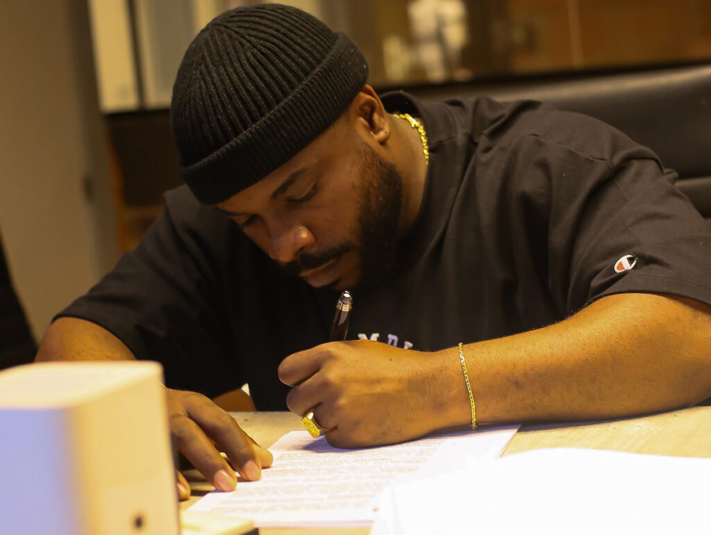 Nego Damoé assina com a Liga Entretenimento (crédito @sergioretratos_)