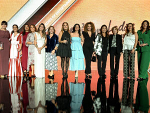 Rozalén, Amarilys Germán, Róndine Alcalá, Luana Pagani, Kany García, Ana Villacorta López, Erika Ender e Maricarmen Bou posam no palco durante o almoço e apresentação do evento Leading Ladies of Entertainment, realizado no dia 10 de novembro de 2025, em Las Vegas, Nevada, como parte da 26ª edição anual do Latin Grammy. (Foto de Denise Truscello/Getty Images para a The Latin Recording Academy)