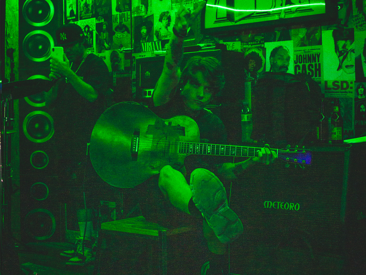 Show na Cavepool, que lança o selo Cave Recordz (Crédito: Divulgação)