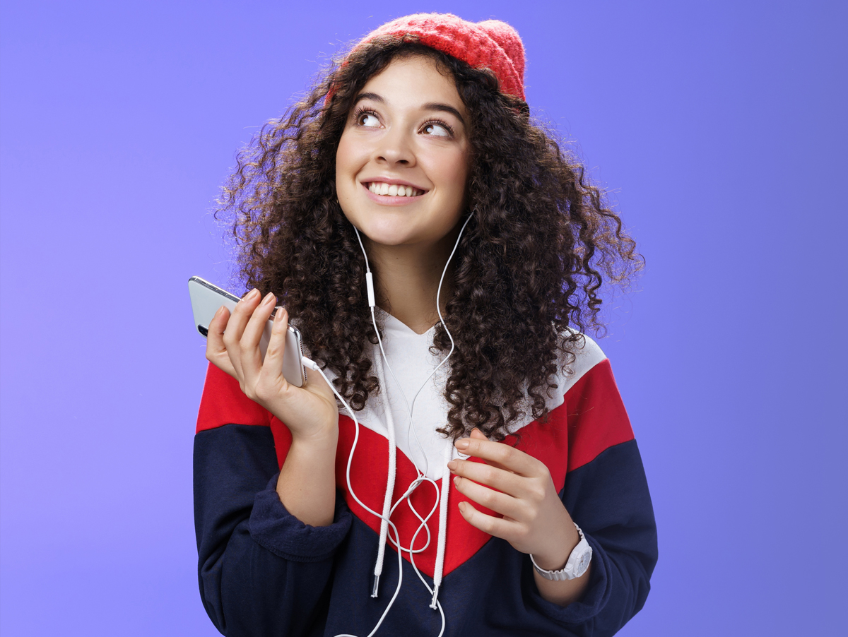 Adolescente ouve música, pesquisa