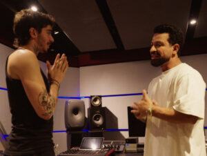 Maior plataforma global de música eletrônica traz grandes participações como Dennis DJ, Mu540, Mac Júlia e VHOOR no novo documentário apresentado por Mochakk