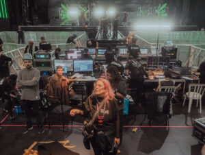 Drica Lara dirige o show EVOM (Crédito: Renata Monteiro)