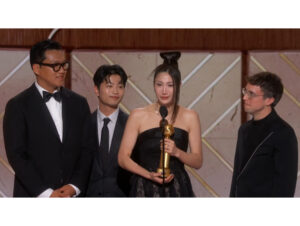 EJAE recebe prêmio por Guerreiras do K-Pop