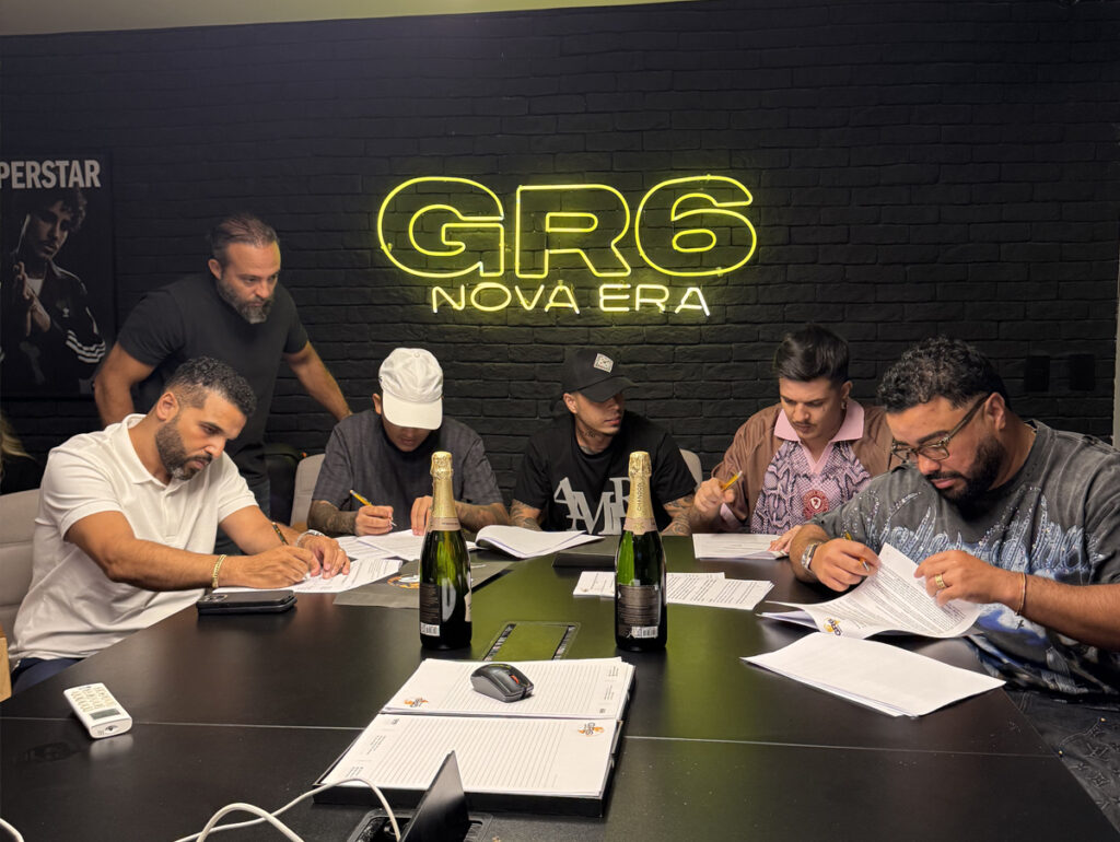 MOmento da assinatura com MC Tuto, MC Fr da Norte e Veiga no Beat