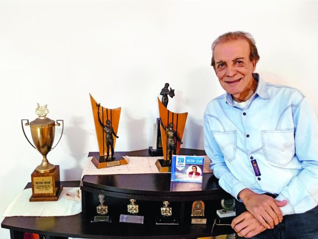 Nilton César exibe troféus acumulados na carreira