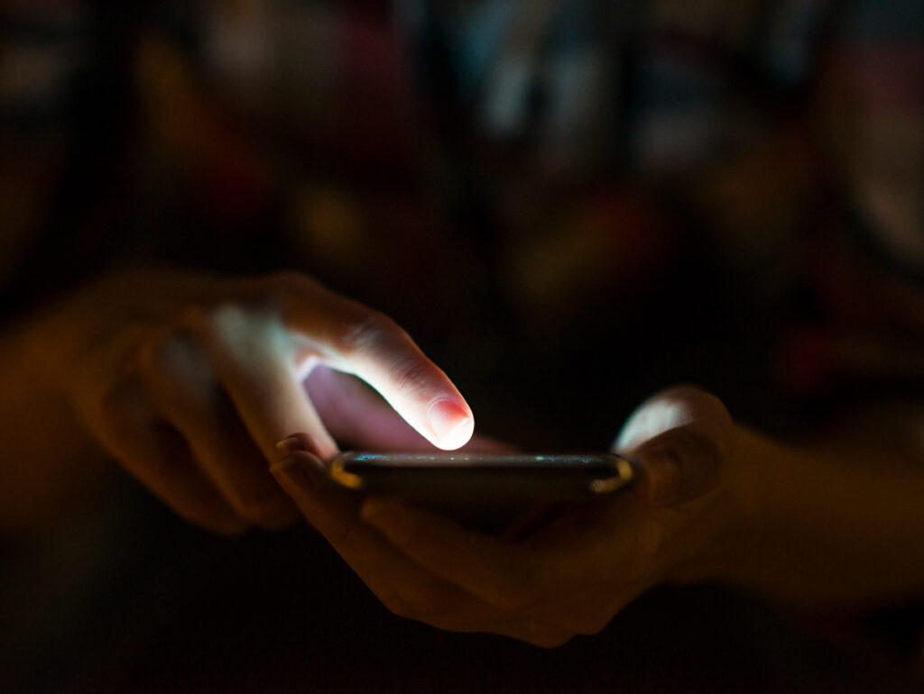 Pessoa usando o celular