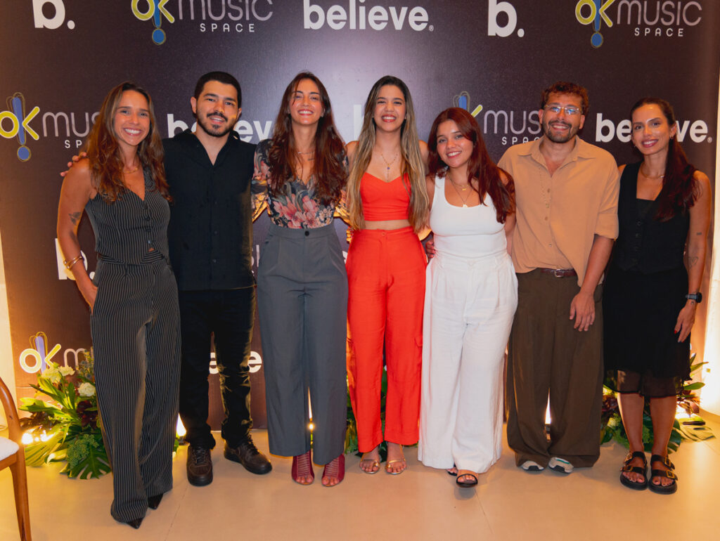 A artista Yasmin Sensação com o time Believe