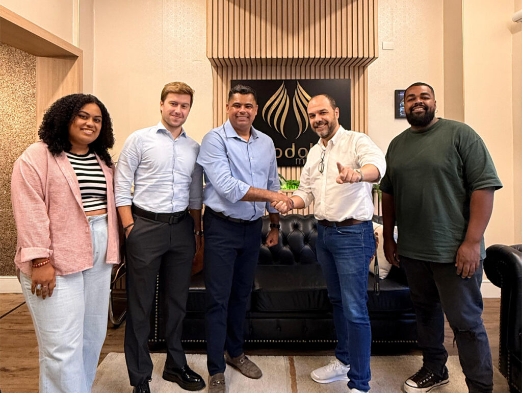 Arthur Fitzgibbon (ONErpm) e a equipe da Todah Music celebram renovação da parceria entre as empresas