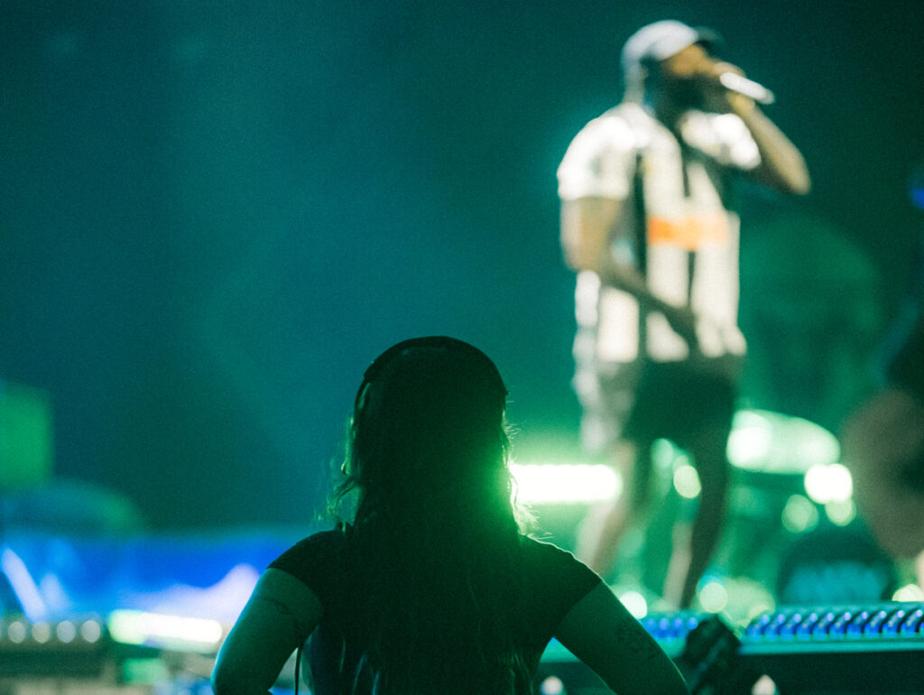 Carol de Amar acompanha ensaio de Djonga no Mineirinho