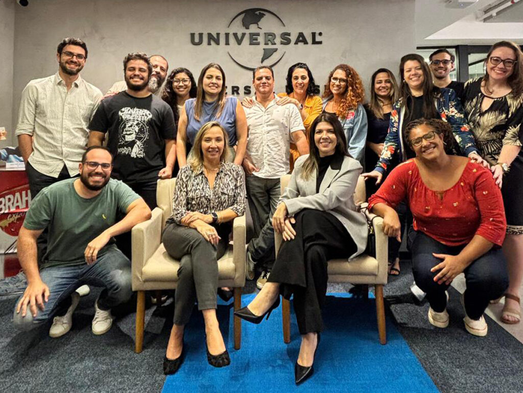 Equipe da Universal Music Publishing Group recebe Caroline Pepato ao time