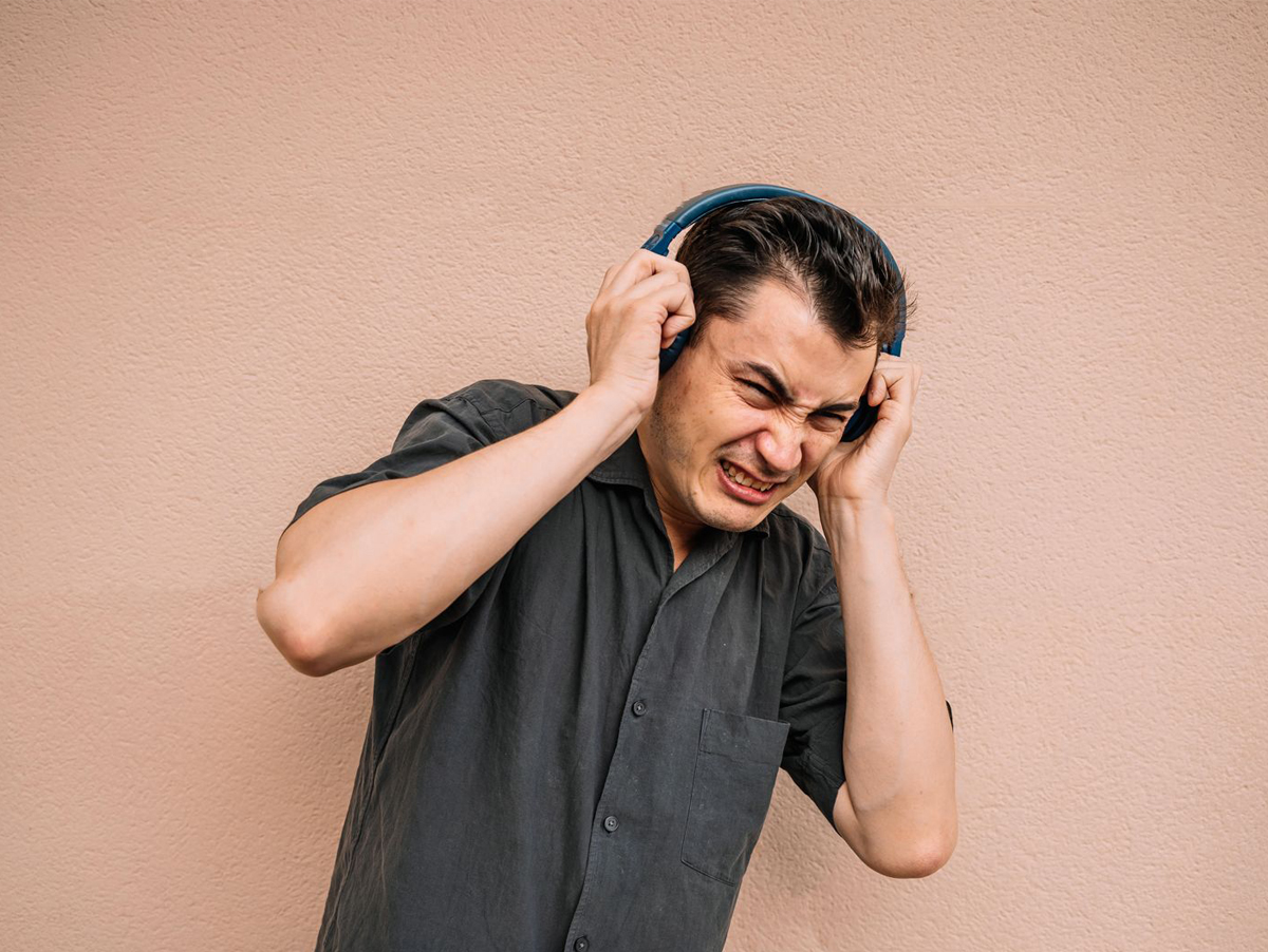 homem ouvindo música, compositor