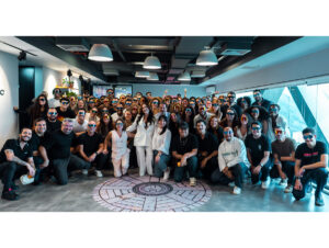 Raphaela Santos com o time da Sony Music Brasil