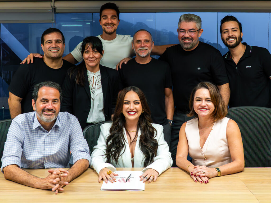 Raphaela Santos comemora assinatura com a Sony