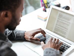 Homem negro lê edital