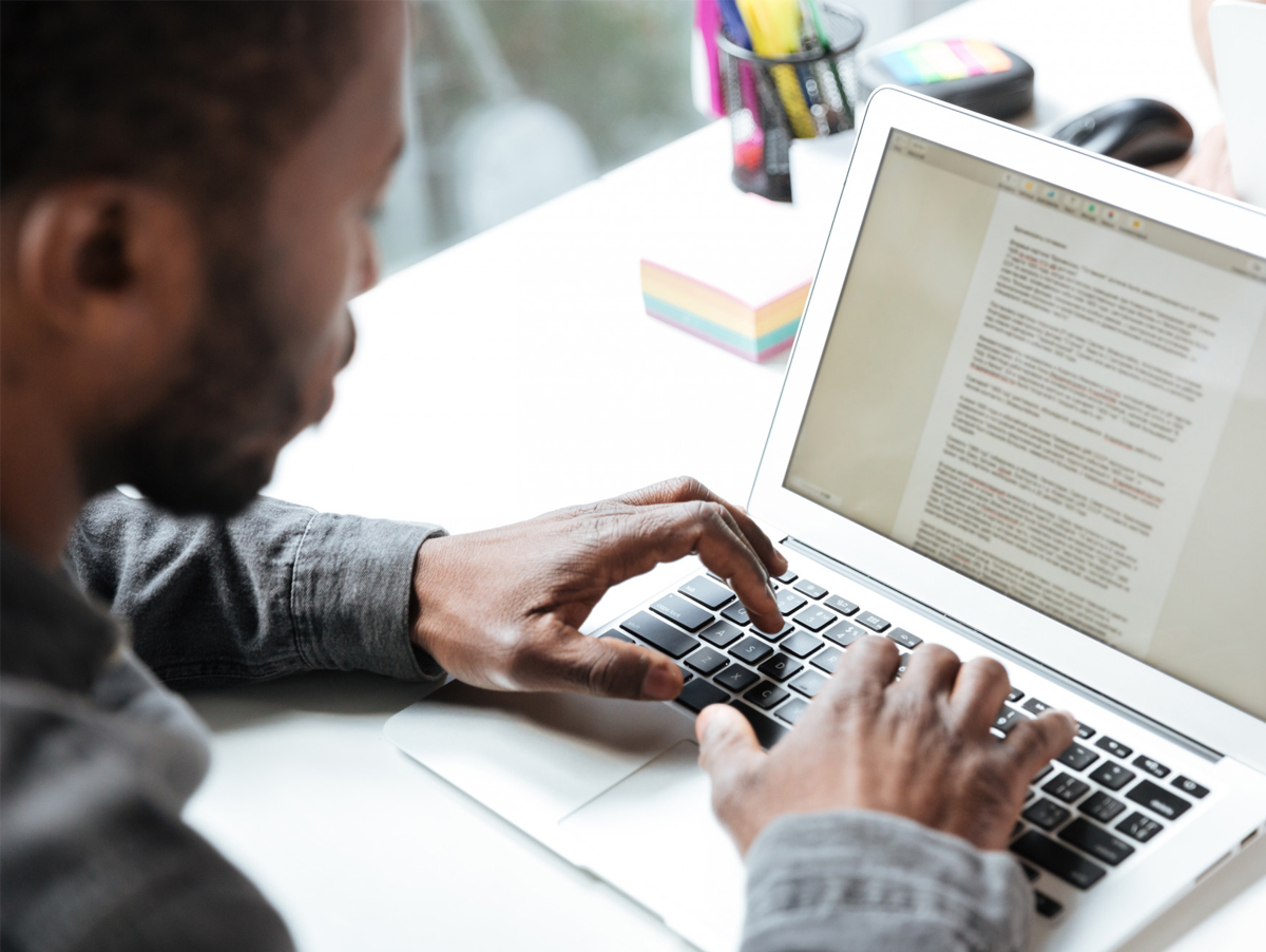 Homem negro lê edital