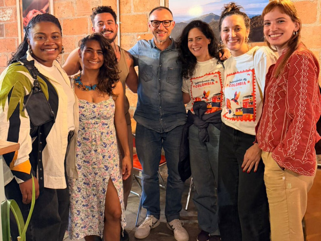 Participantes do intercâmbio encontram Felipe Grajales