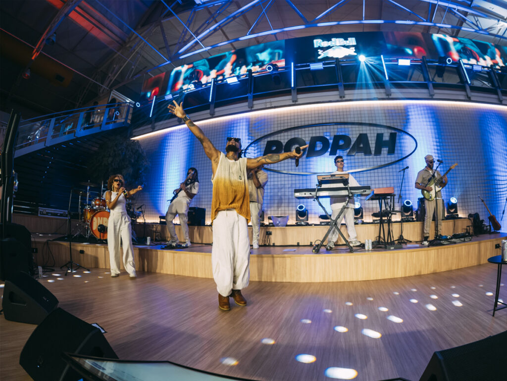 Rael se apresenta na festa de lançamento da Podpah Records