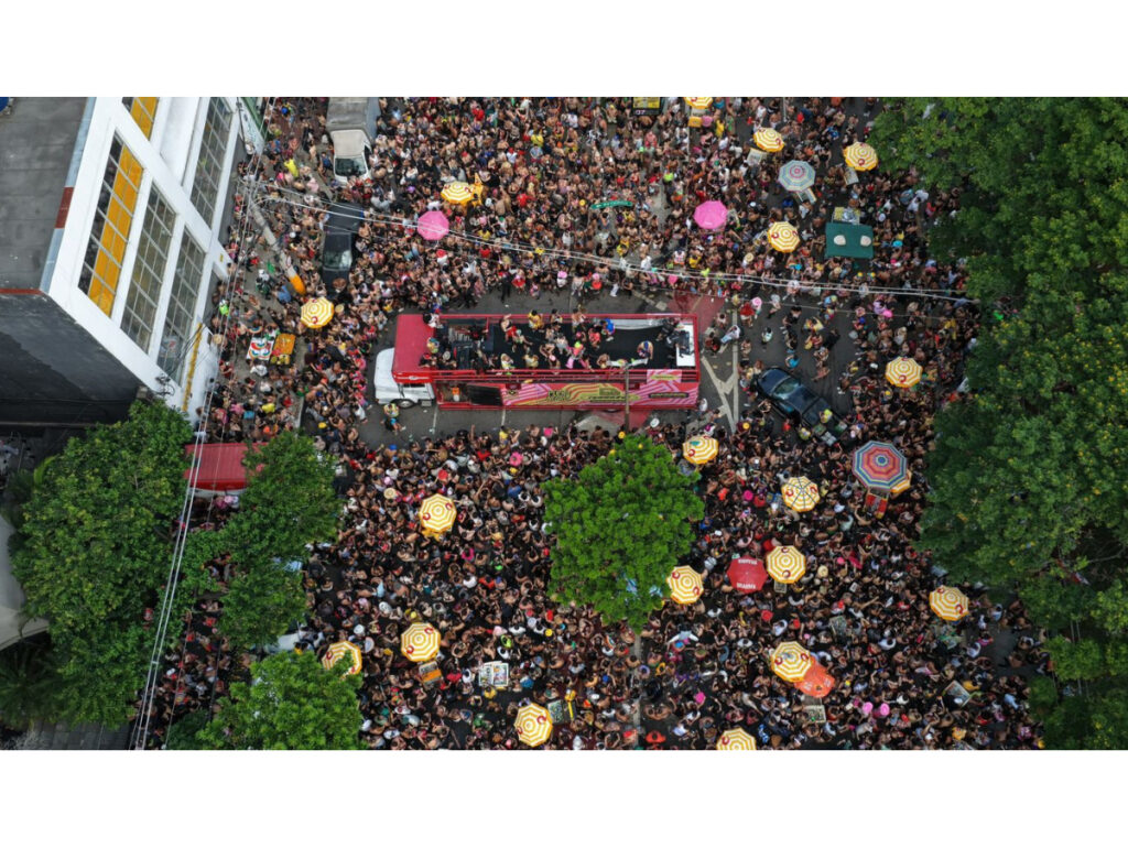 O bloco ¡SÚBETE! levou reggaeton às ruas de São Paulo no Carnaval (Crédito: Divulgação)