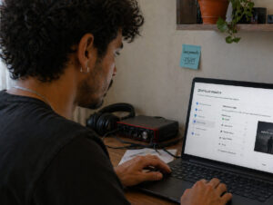 Artista independente faz distribuição digital para plataformas de streaming