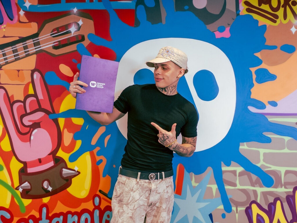 Kew assina contrato com a Warner Music Brasil