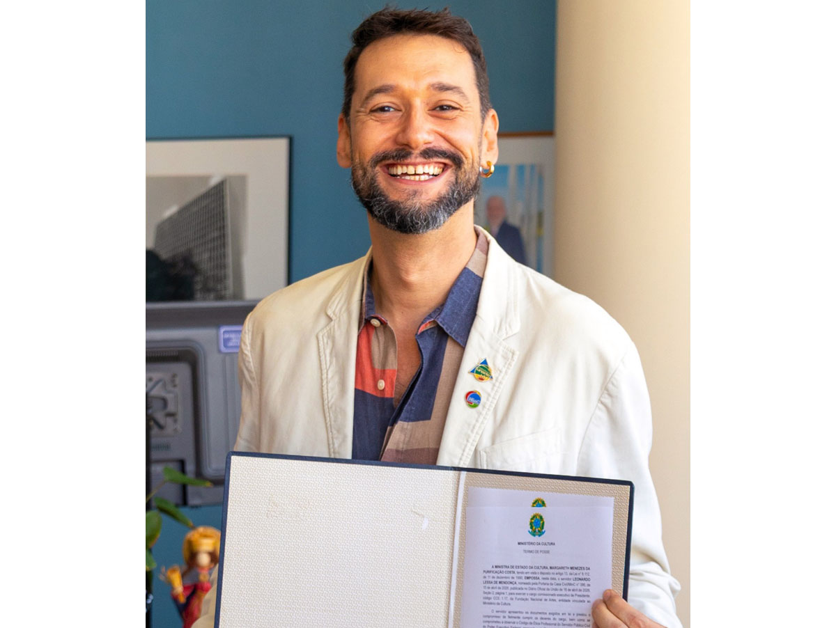 Leonardo Lessa exibe termo de posse à frente da Funarte