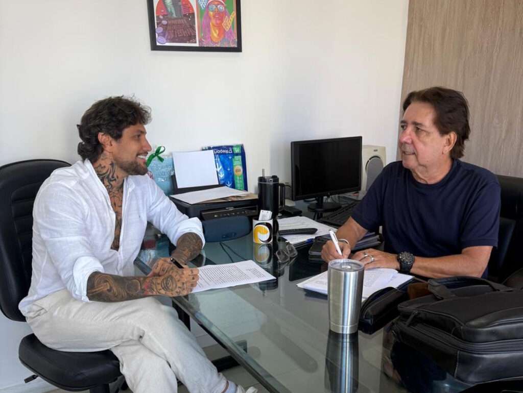 Rafa e Paulo Borges, empresário Jammil e Uma Noites renovam contrato