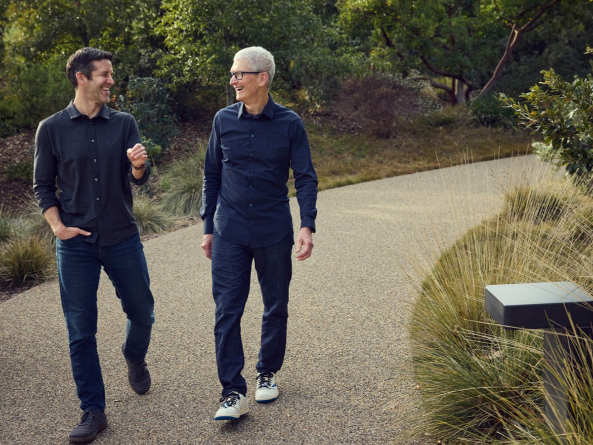 Tim Cook e John Ternus no Apple Park