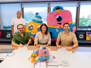 A presidente da Warner Music Brasil, Leila Oliveira e o executivo da companhia Peixe Mattos, com os criadores Chaps e Felipe Almeida (Crédito: Divulgação)