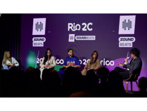Marcela Moreira, diretora-geral da Warner Music Brasil, Mariana Madjarof, diretora da Access Mídia e da F/SIMAS, Papatinho, artista, produtor musical e fundador da Papatunes, e Gustavo Menéndez, presidente para América Latina e US Latin da Warner Chappell Music, com mediação de Cris Falcão, MD Artist and Label Strategy GM Latin no Rio2C (Crédito: Igor Ventura), Brasil