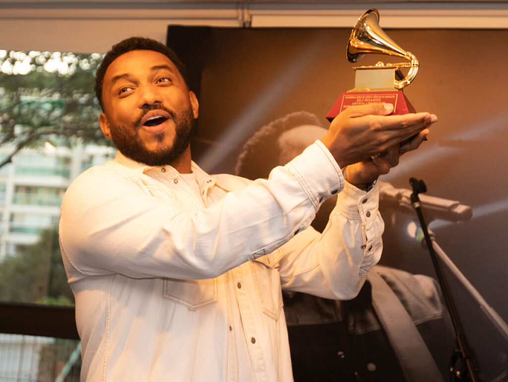 Eli Soares recebe Latin Grammy (Crédito: Mavi Tinoco)