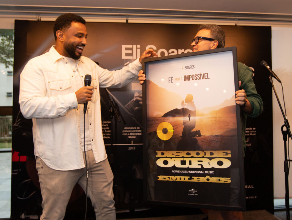 Eli Soares recebe disco de ouro (Crédito: Mavi Tinoco)