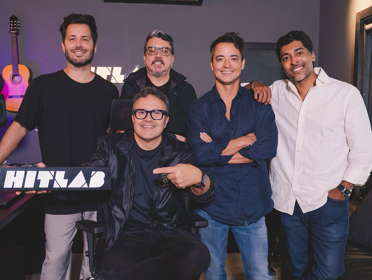 Em pé da esquerda para direita: Fabio Duarte, Sócio e fundador da Agência California e HitLab , Marcus Vinícius, gerente de A&R Universal Music Brasil; Bruno Duarte, CEO, sócio e fundador da Agência California e HitLab; Rafael Almeida, Sócio e fundador da Agência California e HitLab. Sentado: Paulo Lima, presidente da Universal Music Brasil.
