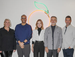 Colleen Theis, Presidente e COO da The Orchard, Eliton Nascimento, Diretor de Negócios da OniMusic, Sylvia Medeiros, Vice-Presidente Sênior da The Orchard Brazil, Nelson Tristão, Presidente da OniMusic, Brad Navin, CEO da The Orchard
