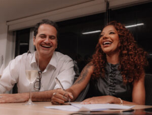 CEO do grupo Sony Music Entertainment no Brasil com Ludmilla (Crédito: @mikebleak_)
