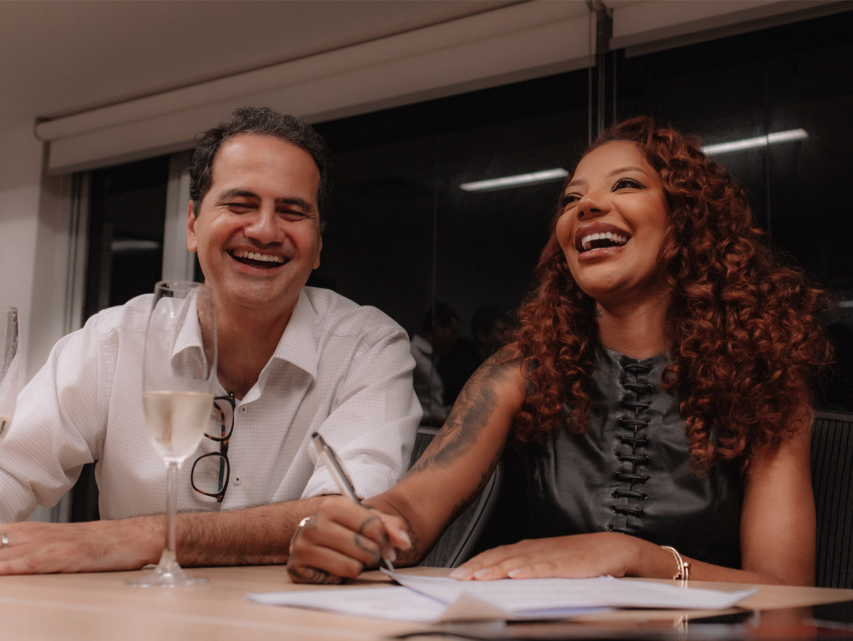 CEO do grupo Sony Music Entertainment no Brasil com Ludmilla (Crédito: @mikebleak_)