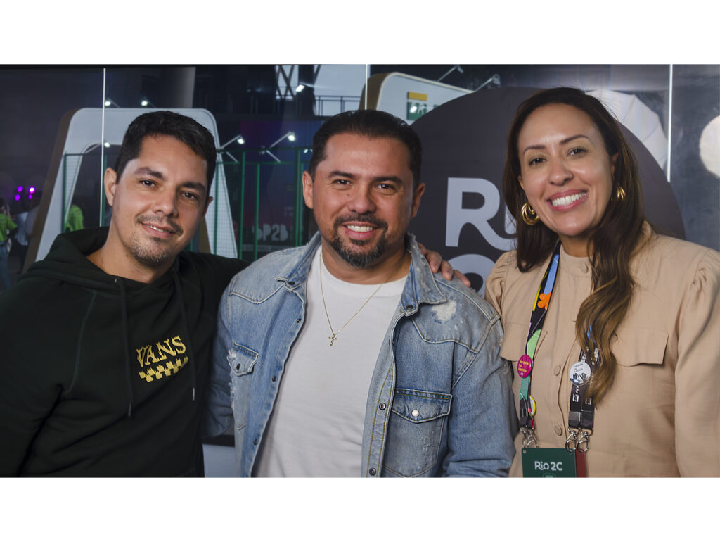 Marco Vasconcellos, Xand Avião e Mila Ventura, sócia-fundadora do Mundo da Música (Crédito: Sérgio Morel)